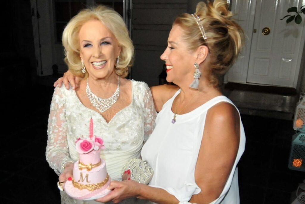 Mirtha Legrand cumple 99 años: entusiasmo, trabajo, cero alcohol y sueño, la rutina que reveló la diva Mirtha Legrand cumple 99 años: entusiasmo, trabajo, cero alcohol y sueño, la rutina que reveló la diva imagen-5