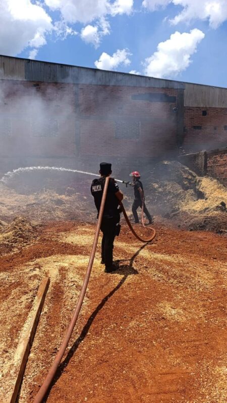 Bomberos controlaron un incendio en un aserradero de Hipólito Yrigoyen imagen-5