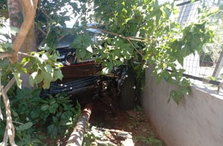 Accidente de tránsito en Villa Nueva: una camioneta chocó un auto estacionado y derribó postes y un árbol imagen-67