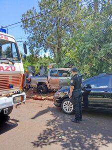 Puerto Iguazú: tres personas lesionadas tras el choque de una camioneta contra un árbol imagen-1