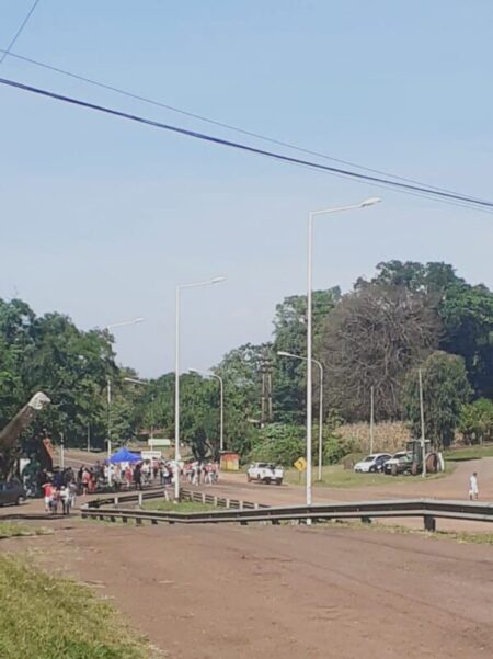 Docentes cortaron la Ruta 12 en Montecarlo imagen-13