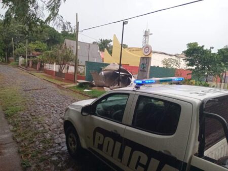 Voladura de chapas y árboles caídos en Posads: relevamiento de daños y prevención policial tras el fuerte temporal Voladura de chapas y árboles caídos en Posads: relevamiento de daños y prevención policial tras el fuerte temporal imagen-10