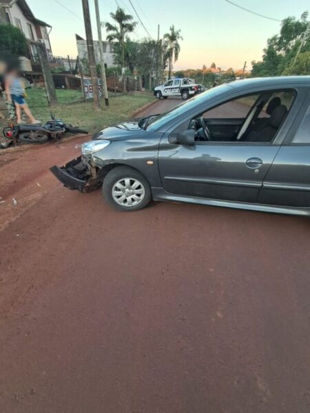 Siniestro vial entre un auto y una moto dejó a un hombre lesionado en Oberá imagen-106
