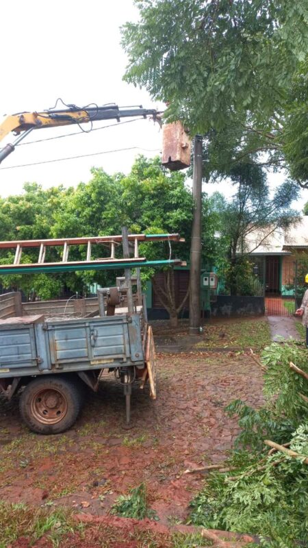 Tormenta provocó cortes de energía en varias localidades y el servicio ya fue restablecido en un 85% mientras continúan los trabajos Tormenta provocó cortes de energía en varias localidades y el servicio ya fue restablecido en un 85% mientras continúan los trabajos imagen-7