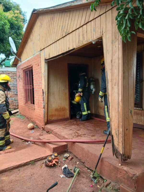 Bomberos sofocaron un incendio en una vivienda del barrio Centro de Jardín América Bomberos sofocaron un incendio en una vivienda del barrio Centro de Jardín América imagen-5