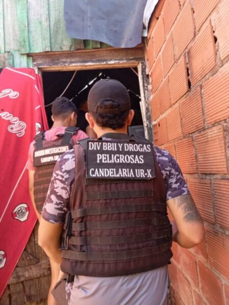 Negociadores de la Policía detuvieron a un hombre que se atrincheró tras un robo en Garupá Negociadores de la Policía detuvieron a un hombre que se atrincheró tras un robo en Garupá imagen-9