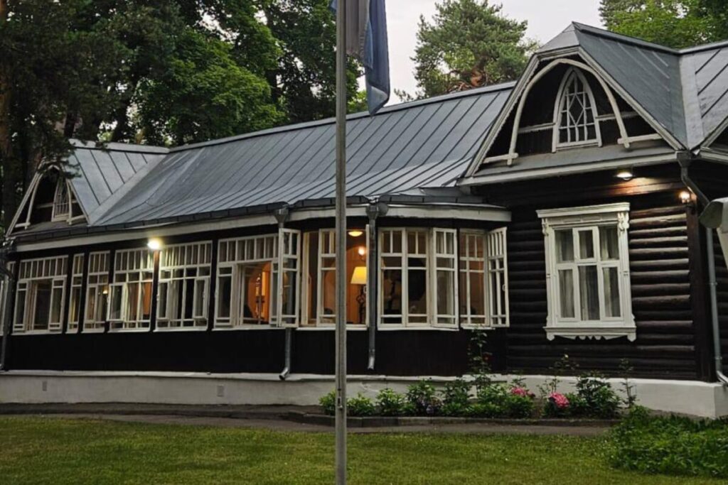 Stalin se la regaló a la Argentina y hoy es una joya de otro tiempo: así es la Dacha, la casa de campo del país en Moscú imagen-4