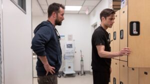 Que Langdon y Robbie se lleven tan mal en ‘The Pitt’ tiene sentido, pero su conflicto está conformado por un montón de malentendidos Que Langdon y Robbie se lleven tan mal en 'The Pitt' tiene sentido, pero su conflicto está conformado por un montón de malentendidos imagen-123