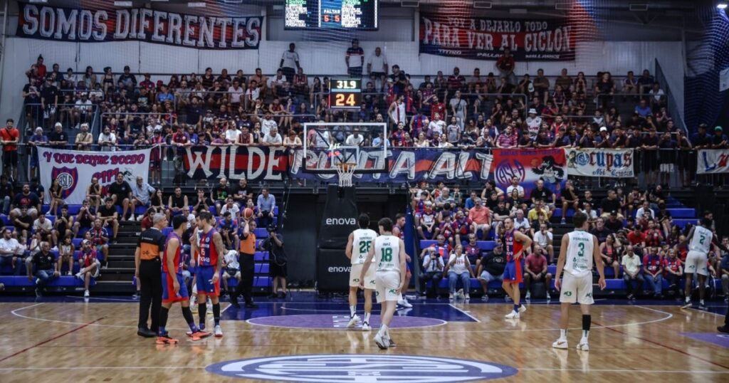 Video: la gente de San Lorenzo cantó contra Huracán en un partido de básquet imagen-4