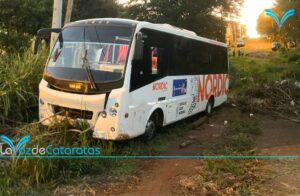 Accidente: minibus perdió el control por aparente falla en los frenos Accidente: minibus perdió el control por aparente falla en los frenos imagen-72