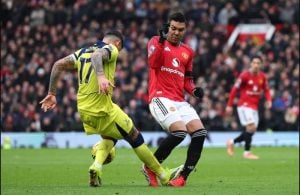Planchazo y expulsión directa: mirá el patadón que le metió el Cuti Romero a Casemiro en el duelo Tottenham vs. Manchester United imagen-9