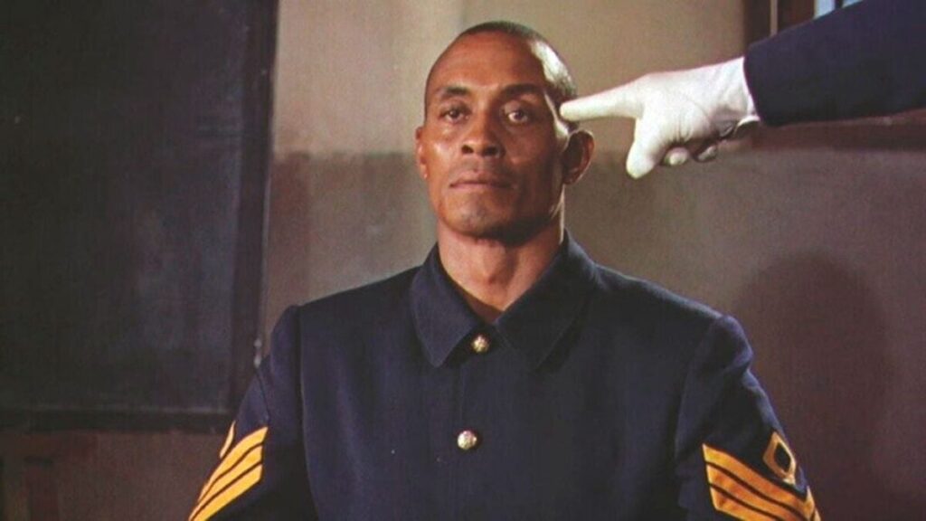 "Mordaz, interesante, estimulante": Hoy en TV, una película de John Ford diferente que merece ser redescubierta imagen-4