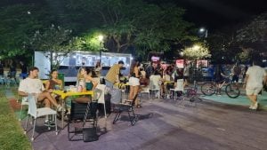La Feria Morfi arrancó con sabores callejeros, combi bar, música y un paseo que invitó a quedarse hasta tarde imagen-16