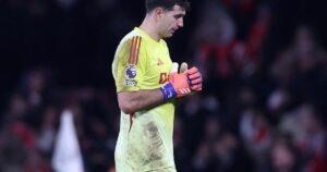 El accidentado ingreso del Dibu Martínez en la eliminación del Aston Villa de la FA Cup imagen-1