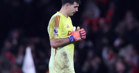 El accidentado ingreso del Dibu Martínez en la eliminación del Aston Villa de la FA Cup imagen-19