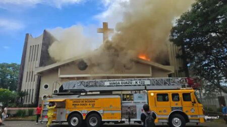 Ciudad del Este: Catedral de San Blas en riesgo de derrumbe tras voraz incendio  imagen-68
