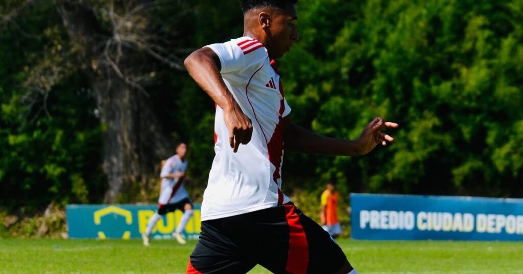 ¿Te faltan goles, Muñeco? Spiff, el 9 con raíces nigerianas que tuvo su bautismo en la red en Reserva imagen-5