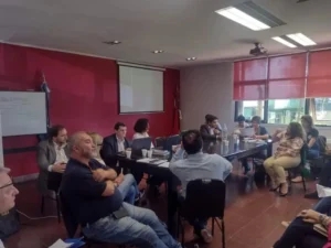 Mientras negocia con los gremios, el gobierno prepara un decreto para dar aumentos a policias y docentes Mientras negocia con los gremios, el gobierno prepara un decreto para dar aumentos a policias y docentes imagen-2