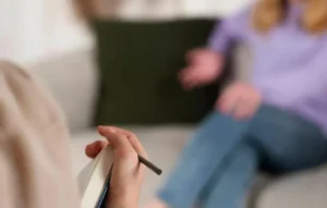 Denunció que su psicóloga mantenía una relación con el mismo joven y que reveló información confidencial Denunció que su psicóloga mantenía una relación con el mismo joven y que reveló información confidencial imagen-2