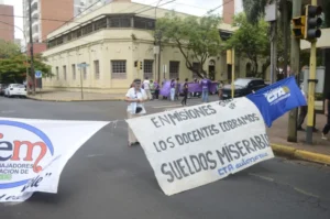 Gremios docentes cortan la avenida Roque Pérez tras reunión en mesa salarial imagen-2