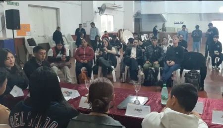 Estudiantes secundarios lanzan campaña solidaria para recolectar útiles y ayudar a iniciar el ciclo lectivo 2026 imagen-6