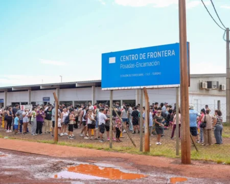 Largas filas y demoras para cruzar el puente Posadas-Encarnación Largas filas y demoras para cruzar el puente Posadas-Encarnación imagen-123