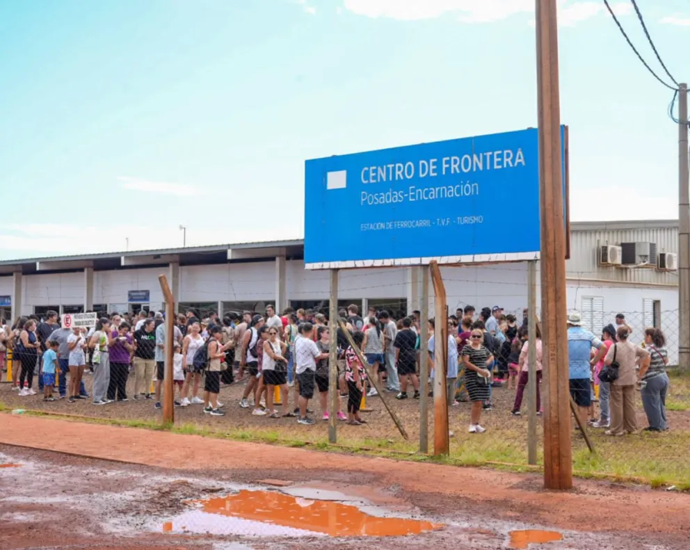 Largas filas y demoras para cruzar el puente Posadas-Encarnación Largas filas y demoras para cruzar el puente Posadas-Encarnación imagen-4