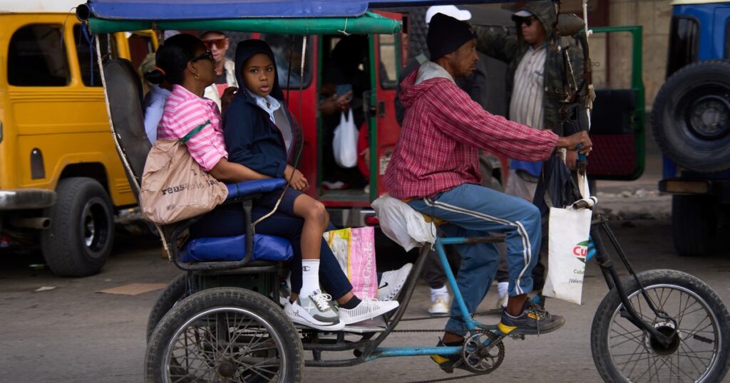 Cuba empieza a cerrar hoteles y reubicar turistas ante la crisis por la falta de combustible imagen-99