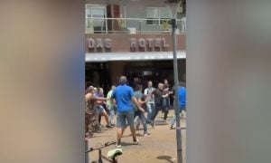 Video | Feroz pelea entre arbolitos en el centro de Posadas imagen-5