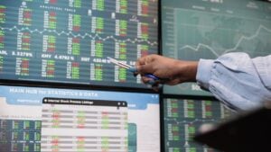 Bonos y acciones arrancan febrero en baja, aunque el riesgo país se mantiene debajo de los 500 puntos imagen-16