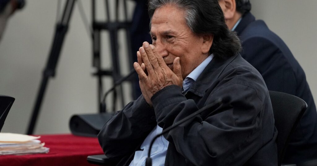 De Alberto Fujimori a Alejandro Toledo y Pedro Castillo: la larga lista de ex presidentes de Perú investigados y echados del Palacio de Pizarro De Alberto Fujimori a Alejandro Toledo y Pedro Castillo: la larga lista de ex presidentes de Perú investigados y echados del Palacio de Pizarro imagen-99