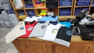 A días del inicio de clases, crece la demanda de uniformes escolares y las consultas por precios imagen-12