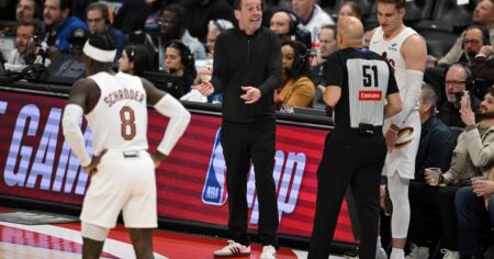 Insólito momento en la NBA: un partido se paró durante 10 minutos porque no paraba de sonar la chicharra en el estadio Insólito momento en la NBA: un partido se paró durante 10 minutos porque no paraba de sonar la chicharra en el estadio imagen-14