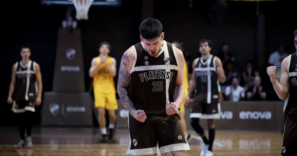 Platense lo dio vuelta en el último cuarto y venció a Obras imagen-5