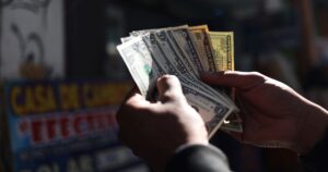 En enero se fueron US$ 2.730 millones por atesoramiento imagen-3