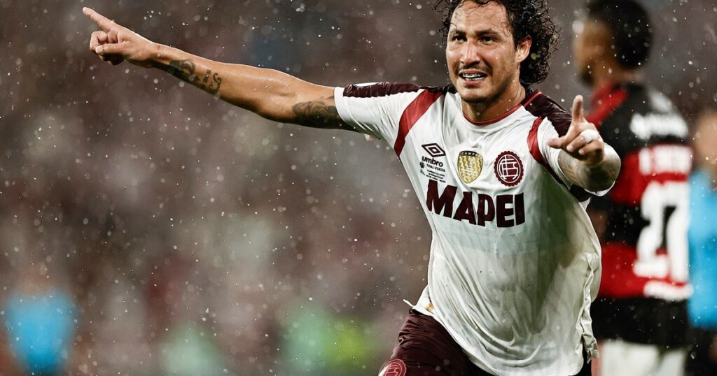 Canale, el héroe de Lanús: de "lo soñé siempre" a "somos 11 leones" imagen-5