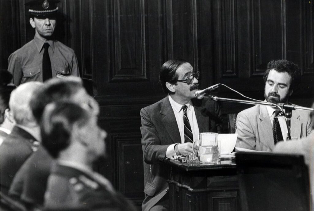 “Señores jueces, nunca más”: el discurso completo de Strassera en el juicio a las Juntas imagen-100