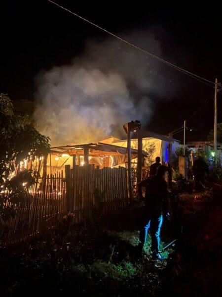 Incendio consumió por completo una vivienda en Gobernador Roca imagen-6