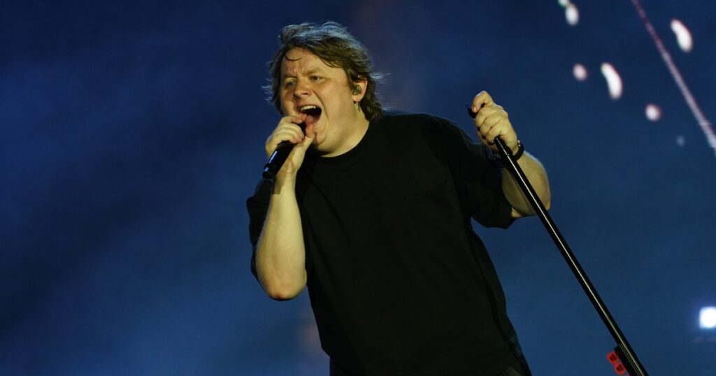 Lollapalooza 2026: Lewis Capaldi superó sus miedos y tuvo su debut soñado en la Argentina imagen-95