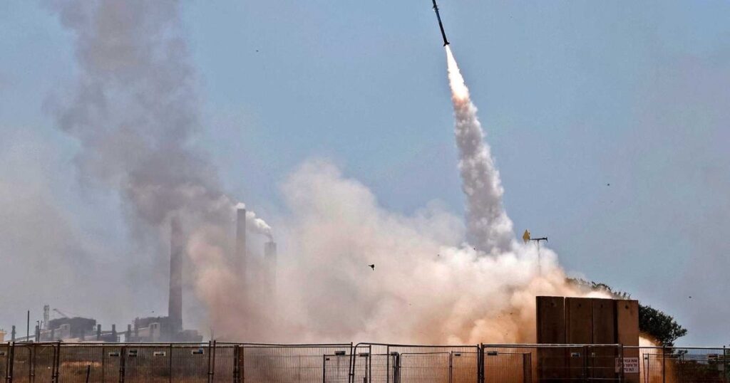 Ver y escuchar cómo se interceptan misiles en el cielo de Tel Aviv: así funciona la Cúpula de Hierro, el sistema de defensa israelí imagen-98