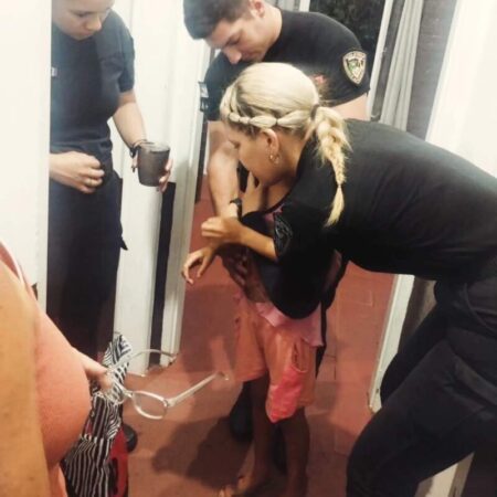 Una madre llegó desesperada a la División Motorizada y policías salvaron a su hija que se atragantó con un caramelo imagen-6