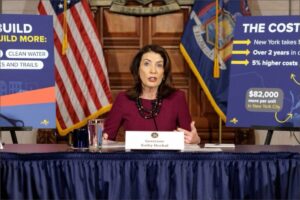 ¿Adiós Kathy Hochul? La encuesta que revela una ventaja mínima para la gobernadora vs. los republicanos en NY ¿Adiós Kathy Hochul? La encuesta que revela una ventaja mínima para la gobernadora vs. los republicanos en NY imagen-4