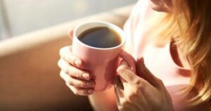 Aurelio Rojas, cardiólogo, sobre tomar café justo al despertar: “Interfiere en el pico natural de cortisol y el resultado es que estimula menos" imagen-3