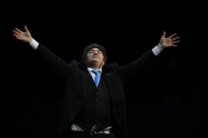 Javier Milei calificó de “impresentable” a Pedro Sánchez y volvió a apuntar contra Madanes Quintanilla imagen-3