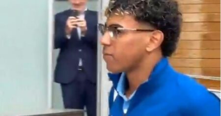 El look intelectual de Lamine Yamal para tratar de dar vuelta un 0-4 en Copa del Rey imagen-10