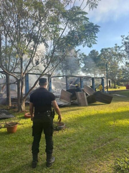 Tiene 13 años y está acusado de prender fuego una escuela en San Antonio imagen-18