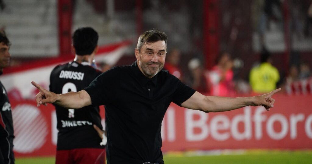 Video: el gesto jugadorista de Coudet tras su primera victoria en River imagen-41