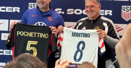 El emotivo cruce leproso entre Pochettino y el Tata Martino El emotivo cruce leproso entre Pochettino y el Tata Martino imagen-12