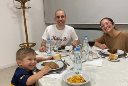 Nahuel Gallo cenó por primera vez con su familia, tras 448 días secuestrado: “Pidió para comer algo que extrañaba” Nahuel Gallo cenó por primera vez con su familia, tras 448 días secuestrado: “Pidió para comer algo que extrañaba” imagen-9