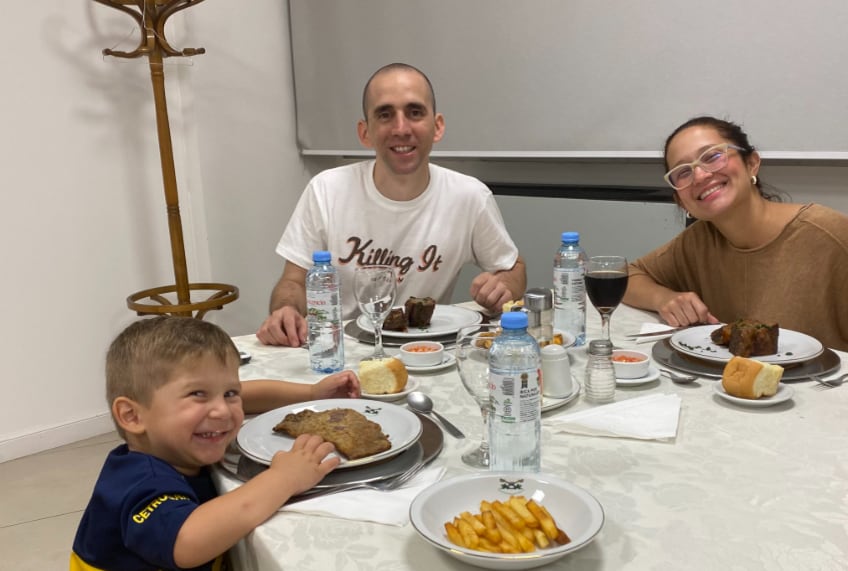 Nahuel Gallo cenó por primera vez con su familia, tras 448 días secuestrado: “Pidió para comer algo que extrañaba” imagen-98